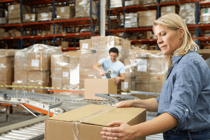 packing boxes in a 3pl warehouse
